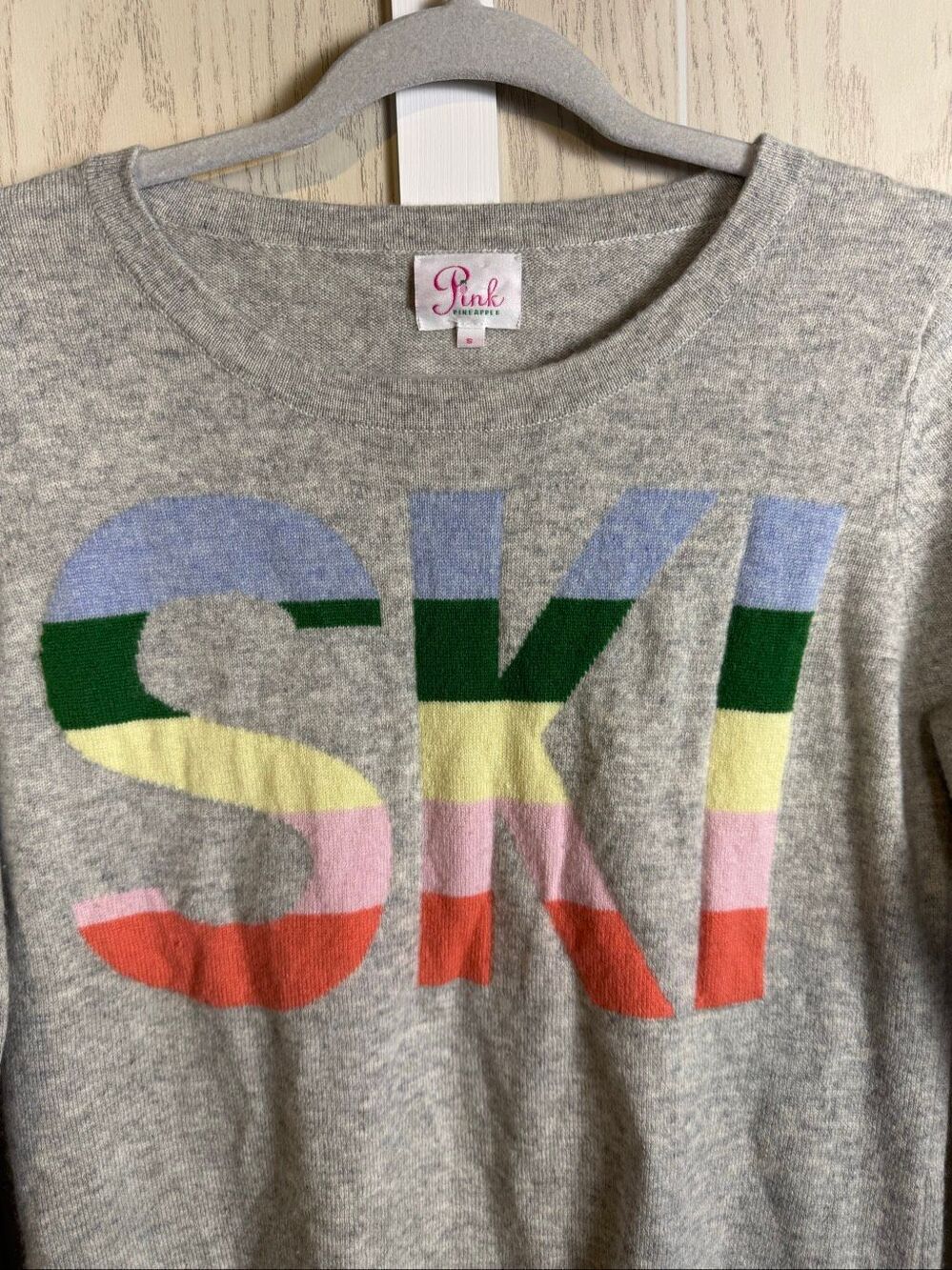Pink Pineapple 100% Cashmere SKI Word Graphic Sweater Size Small Gray Luxury - Picture 5 of 8